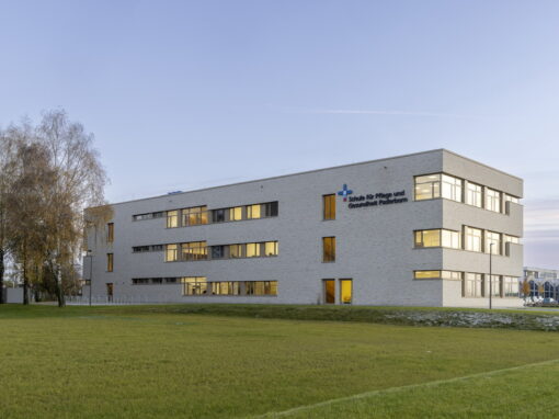 <span class="under">Pflegeschule Paderborn</span><br> Neubau